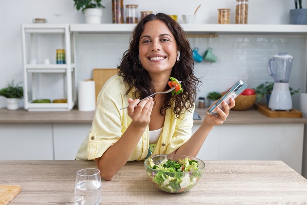  אישה אוכלת קערת סלט בריאה